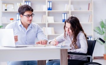 Éclairage, inclusion | Thalazur Bandol s’engage pour l’inclusion lors du DuoDay 2025 – Une journée de sensibilisation le 20 novembre pour changer le regard sur le handicap. Disabled student studying and preparing for college exams