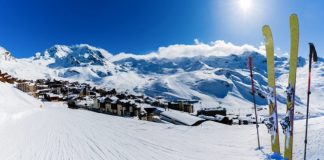 World Ski Awards 2025 : L’Hôtel Le Pashmina (Val Thorens) sacré meilleur hôtel boutique skiable, Val Thorens meilleur domaine mondial – la France brille en tête des palmarès Ski in winter season, view from ski run at mountains and Val Thorens resort in sunny day in France, Alps.