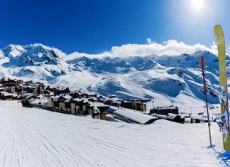 World Ski Awards 2025 : L’Hôtel Le Pashmina (Val Thorens) sacré meilleur hôtel boutique skiable, Val Thorens meilleur domaine mondial – la France brille en tête des palmarès Ski in winter season, view from ski run at mountains and Val Thorens resort in sunny day in France, Alps.