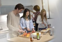 Coliving | La Mairie de Paris adopte une délibération « Zéro Coliving » Flatmates cooking together at home @ credit Depositphotos.com