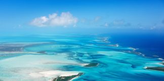 Ouvertures 2026 et perspectives, Caraïbes | Les Bahamas, nouvelle destination du luxe caribéen : Six Senses, Aman, Bvlgari et Ritz-Carlton Reserve attendus Les Bahamas vue du ciel @ credit Depositphotos.com