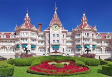 En bref | Disneyland Paris visé par une plainte après la mise en place d’un dispositif photo anti-fraude Image of the entrance in Disneyland Park from Paris.