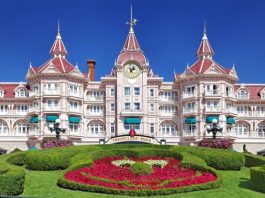 Image of the entrance in Disneyland Park from Paris.