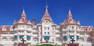 En bref | Disneyland Paris visé par une plainte après la mise en place d’un dispositif photo anti-fraude Image of the entrance in Disneyland Park from Paris.