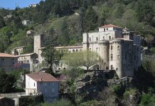Éducation, ouverture 2027, Ardèche | Pose de la première pierre du campus des métiers de l’hôtellerie-restauration au château de Largentière Château de Largentière @ credit Wikipedia Commons