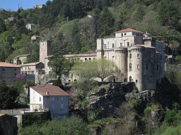 Éducation, ouverture 2027, Ardèche | Pose de la première pierre du campus des métiers de l’hôtellerie-restauration au château de Largentière Château de Largentière @ credit Wikipedia Commons