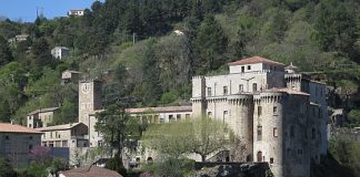 Éducation, ouverture 2027, Ardèche | Pose de la première pierre du campus des métiers de l’hôtellerie-restauration au château de Largentière Château de Largentière @ credit Wikipedia Commons