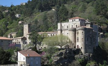 Éducation, ouverture 2027, Ardèche | Pose de la première pierre du campus des métiers de l’hôtellerie-restauration au château de Largentière Château de Largentière @ credit Wikipedia Commons