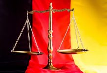 Justice, Allemagne | En attendant un éventuel appel, un tribunal allemand reconnaît le droit à compensation de 1 099 hôtels contre Booking.com German law. Scales of justice - the symbol of law on flag of Germany