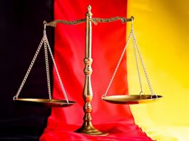 Justice, Allemagne | En attendant un éventuel appel, un tribunal allemand reconnaît le droit à compensation de 1 099 hôtels contre Booking.com German law. Scales of justice - the symbol of law on flag of Germany