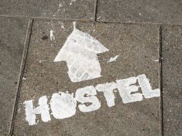 Hostels, Assets | Nexhos reprend SLO et accélère son déploiement national dans l’hôtellerie hybride hostel sign with arrow showing direction