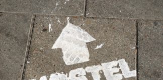 Hostels, Assets | Nexhos reprend SLO et accélère son déploiement national dans l’hôtellerie hybride hostel sign with arrow showing direction