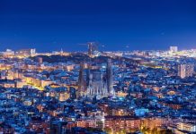Espagne, Asset | Partners Group acquiert The Hoxton Poblenou à Barcelone aux côtés de Trinity Investments Barcelona skyline panorama at night, Spain