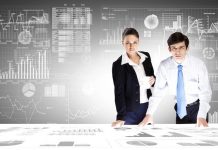 🇪🇺 | CBRE publie son « European Hotels Destination Index » : Londres et Paris, marchés leaders de l’attractivité en matière d’ investissement Businessman and businesswoman analyzing data information of market