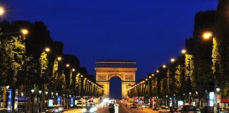 Monde, 2026 | Preferred Hotels annonce 8 nouvelles adresses et 3 réouvertures (dont le California Paris) The Champs-Elysees at night in Paris, France