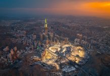Arabie Saoudite | À La Mecque, l’indonésien Danantara va acquérir plusieurs actifs dont le Novotel Makkah Thakher City Aerial view at night of the illuminated Grand Mosque and Abraj Al-Bait Clock Tower in Mecca, showcasing the city’s vibrant glow as lights shimmer across the holy site @ credit Depositphotos.com