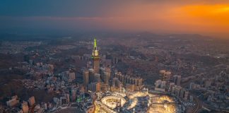 Arabie Saoudite | À La Mecque, l’indonésien Danantara va acquérir plusieurs actifs dont le Novotel Makkah Thakher City Aerial view at night of the illuminated Grand Mosque and Abraj Al-Bait Clock Tower in Mecca, showcasing the city’s vibrant glow as lights shimmer across the holy site @ credit Depositphotos.com
