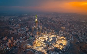 Arabie Saoudite | À La Mecque, l’indonésien Danantara va acquérir plusieurs actifs dont le Novotel Makkah Thakher City Aerial view at night of the illuminated Grand Mosque and Abraj Al-Bait Clock Tower in Mecca, showcasing the city’s vibrant glow as lights shimmer across the holy site @ credit Depositphotos.com